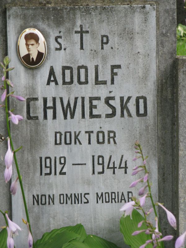 Tablica inskrypcyjna z nagrobka Adolfa Chwieśko, cmentarz na Rossie w Wilnie, stan z 2013 r.