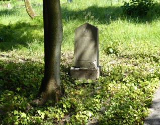 Nagrobek Marii Zwyrtek z dwuspadową stelą na cokole na trawiastym cmentarzu. Stela rozszerza się ku dołowi, u góry owalna płycina i prostokątna tablica inskrypcyjna.