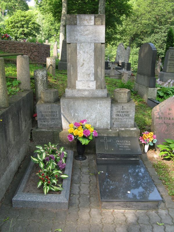 Tombstone of Eugeniusz Iluszkowicz and Henryk Iwaszko, Rossa cemetery in Vilnius, as of 2013.