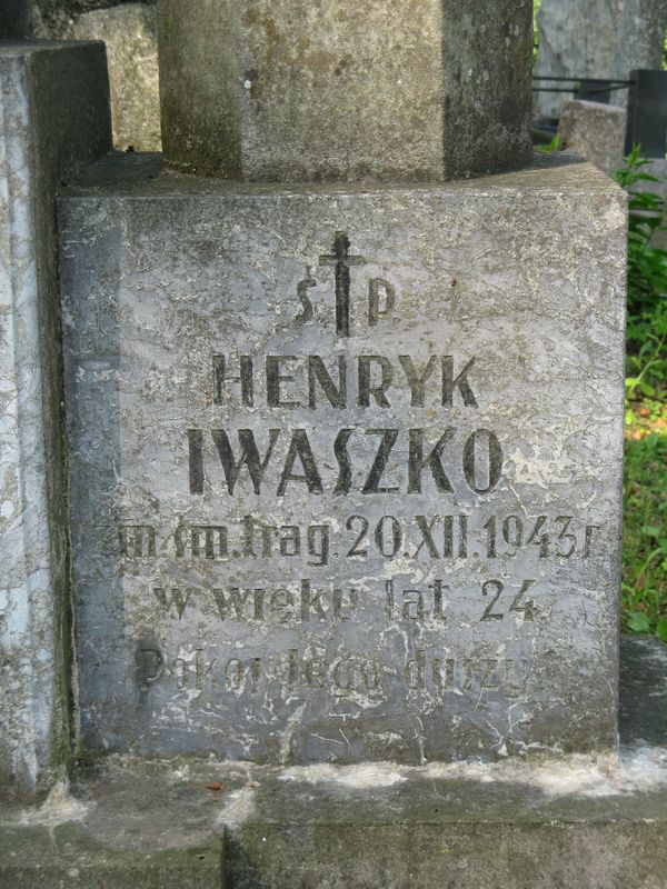 Płyta z inskrypcją z nagrobka Eugeniusza Iluszkowicza i Henryka Iwaszko, cmentarz na Rossie w Wilnie, stan z 2013 r.