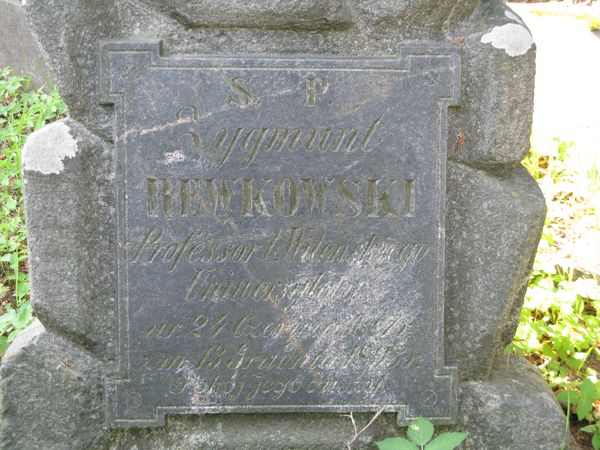 Fragment nagrobka Zygmunta Rewkowskiego, cmentarz na Rossie w Wilnie, stan z 2013 r.