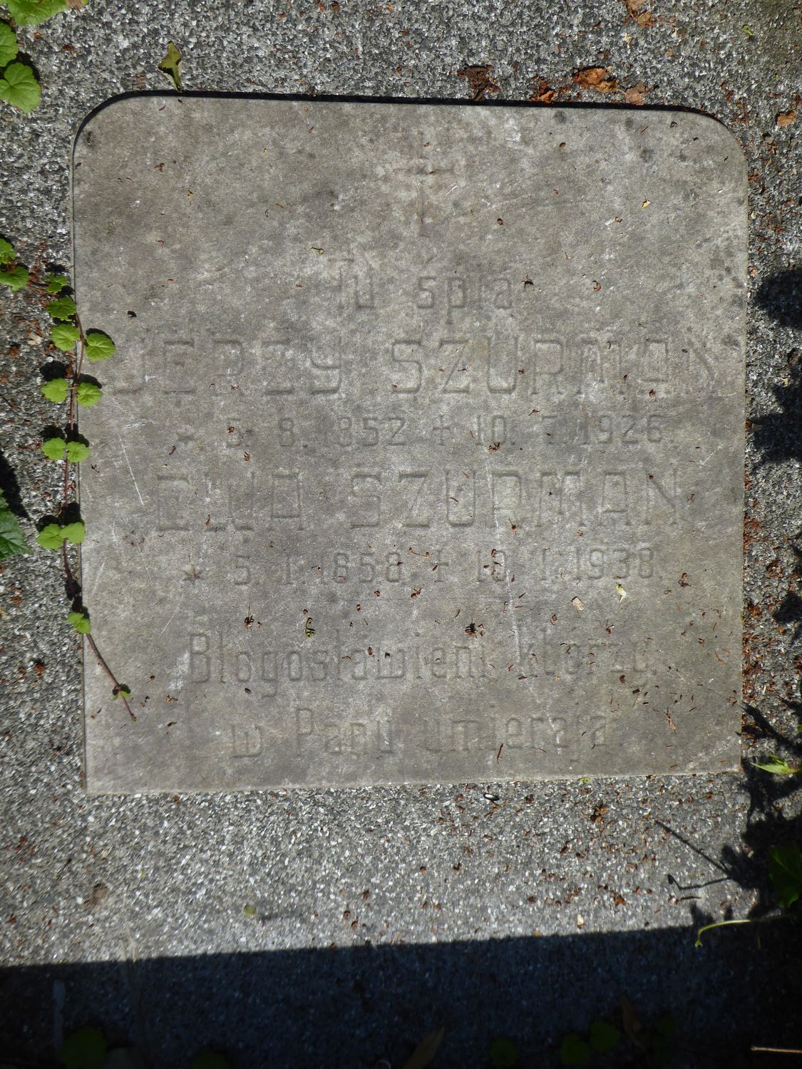 Fragment nagrobka Jerzego Szurmana, Ewy Szurman, Adama Szurmana i Heleny Szurmanowej z cmentarza czeskiej części Śląska Cieszyńskiego, stan z 2022 r.