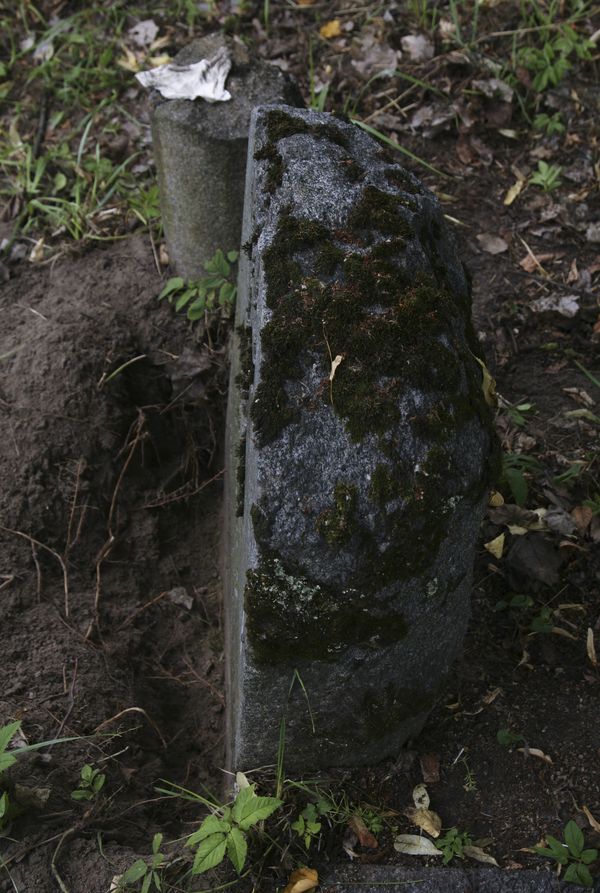 Fragment nagrobka Ignacego Gołonzowskiego, cmentarz Na Rossie w Wilnie, stan z 2013 r.