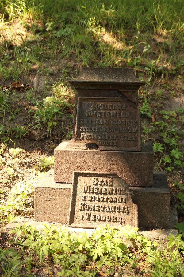 Tombstone of Zofia, Stanislaw, Konstancja and Teodora Misiewicz, Na Rossie cemetery in Vilnius, as of 2013