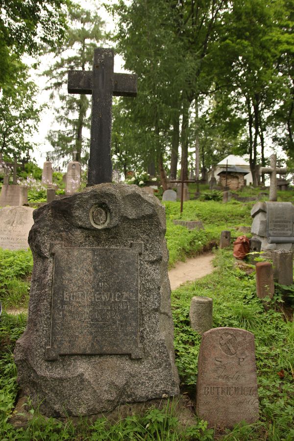 Tombstone of Antoni and Paulina Butkevich, Na Rossie cemetery in Vilnius, as of 2013