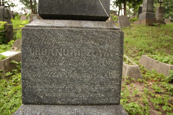 Фрагмент надгробка Анни, Яна, Олімпії та Вітаутаса Урбановичів на кладовищі На Россі у Вільнюсі, станом на 2013 рік