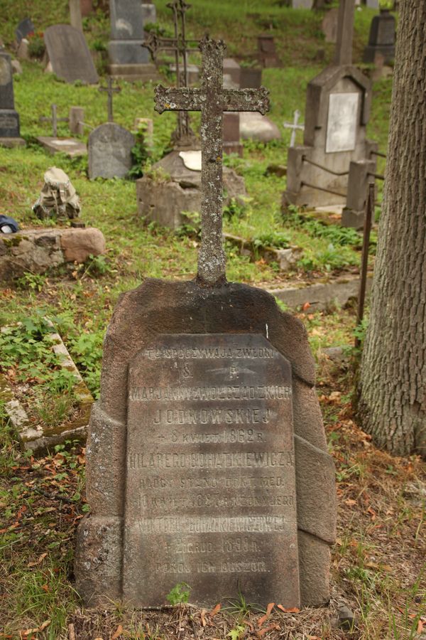Tombstone of Hilary and Wiktoria Bohatkiewicz and Marianna Jodkowska, Na Rossie cemetery in Vilnius, as of 2013