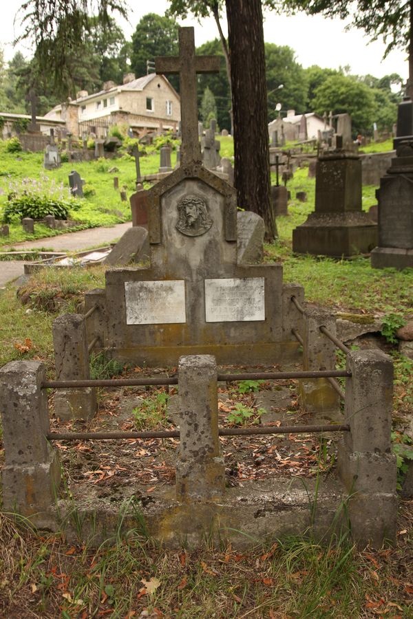 Tomb of Stanislava Dowgierd and Stanislav Pavlovich, Na Rossie cemetery in Vilnius, as of 2013