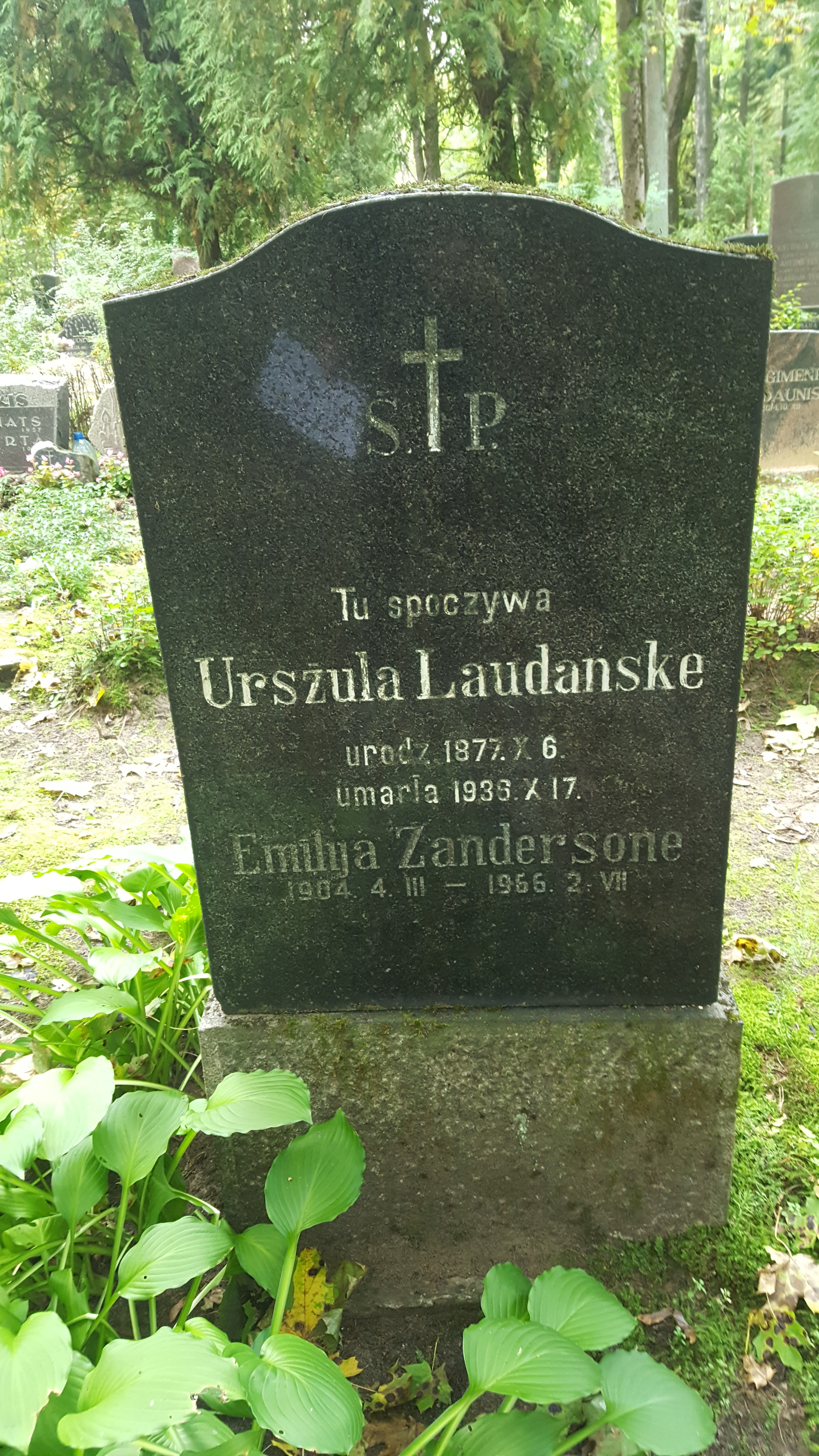 Napis z nagrobka Urszuli Laudanske i Emiliji Zandersone, cmentarz św. Michała w Rydze, stan z 2021 r.