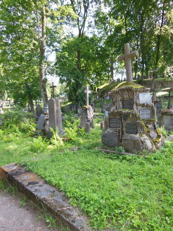 Nagrobek rodziny Ochotnickich, cmentarz Na Rossie w Wilnie, stan z 2013 r.