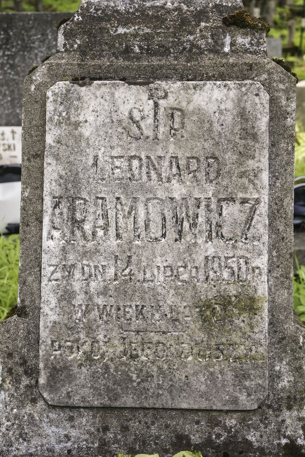 Inscription from the tombstone of Leonard Aramowicz, Na Rossie cemetery in Vilnius, as of 2013.
