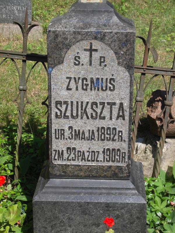 Fragment of the tombstone of Tadeusz and Zygmunt Szukszta, Ross Cemetery in Vilnius, as of 2013.