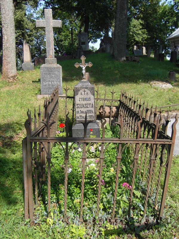 Tombstone of Tadeusz and Zygmunt Szukszta, Ross cemetery in Vilnius, as of 2013.