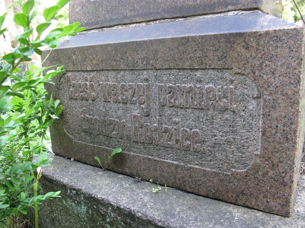 Fragment nagrobka Benedykta i Izabelli Szutleckich, cmentarz na Rossie w Wilnie, stan z 2013