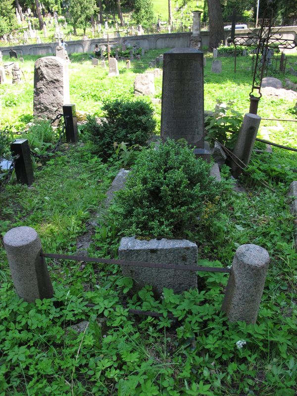 Tombstone of Benedict and Izabella Szutlecki, Rossa cemetery in Vilnius, as of 2013