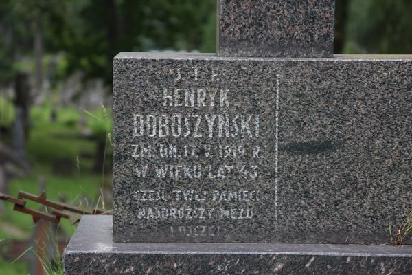 Fragment nagrobka Henryka Doboszyńskiego, cmentarz Na Rossie w Wilnie, stan z 2013 r.