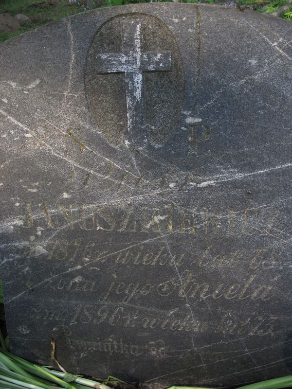 A fragment of the gravestone of Aniela and Piotr Januszkiewicz, cemetery on Rossa in Vilnius, as of 2013