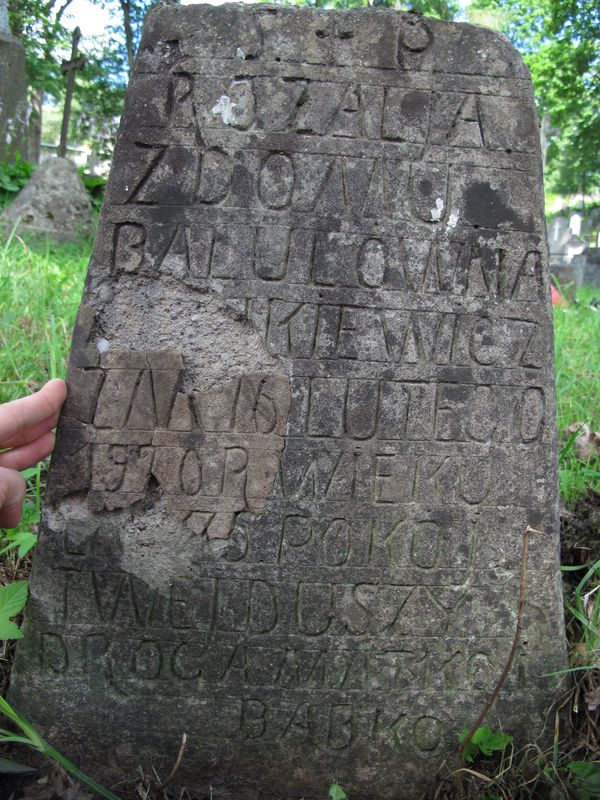 Fragment nagrobka Rozalii Balul, cmentarz na Rossie w Wilnie, stan z 2013