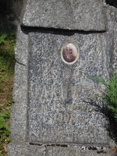 Fragment nagrobka Stanisława Jakowicza, cmentarz na Rossie w Wilnie, stan z 2013 r.