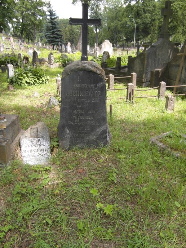 Tombstone of Bronislaw, Grasilda and Petronela Yuchnevich, Rossa cemetery in Vilnius, state 2014