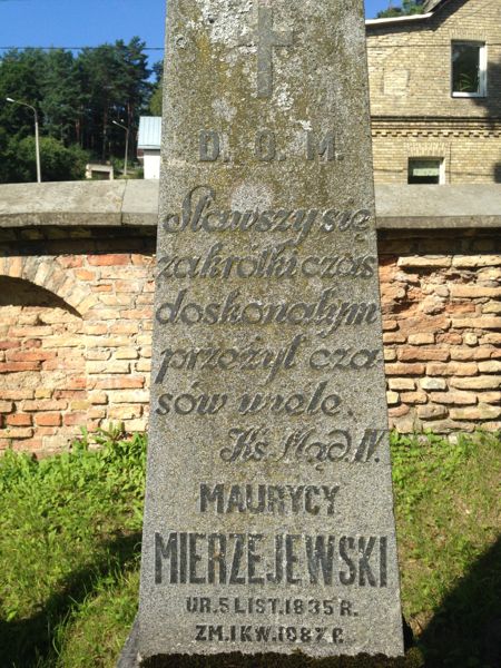Fragment nagrobka Maurycego Mierzejewskiego, cmentarz na Rossie, stan z 2013 roku