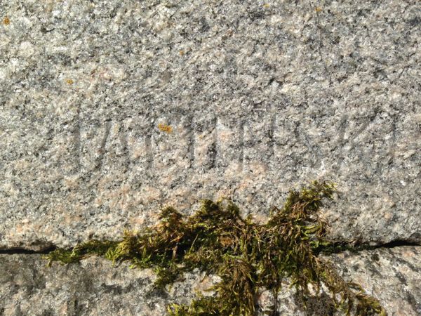 Fragment nagrobka Maurycego Mierzejewskiego, cmentarz na Rossie, stan z 2013 roku