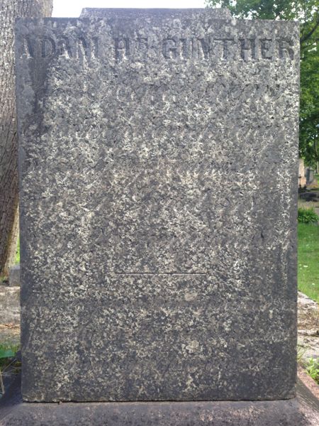 Fragment nagrobka rodziny Gunther von Heidelschein, cmentarz na Rossie, stan z 2013 roku