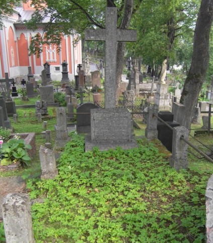 Nagrobek Antoniego i Stefanii Piotrowskiej, cmentarz na Rossie w Wilnie, stan z 2013 r.