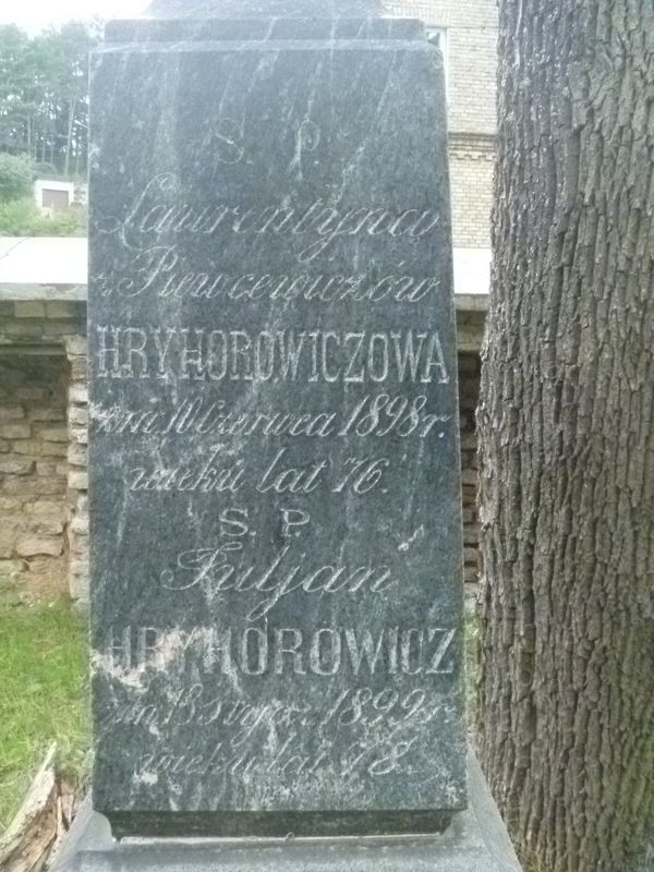 Fragment nagrobka Juliana i Laurentyny Hryhorowicz, cmentarz na Rossie, stan z 2013 roku