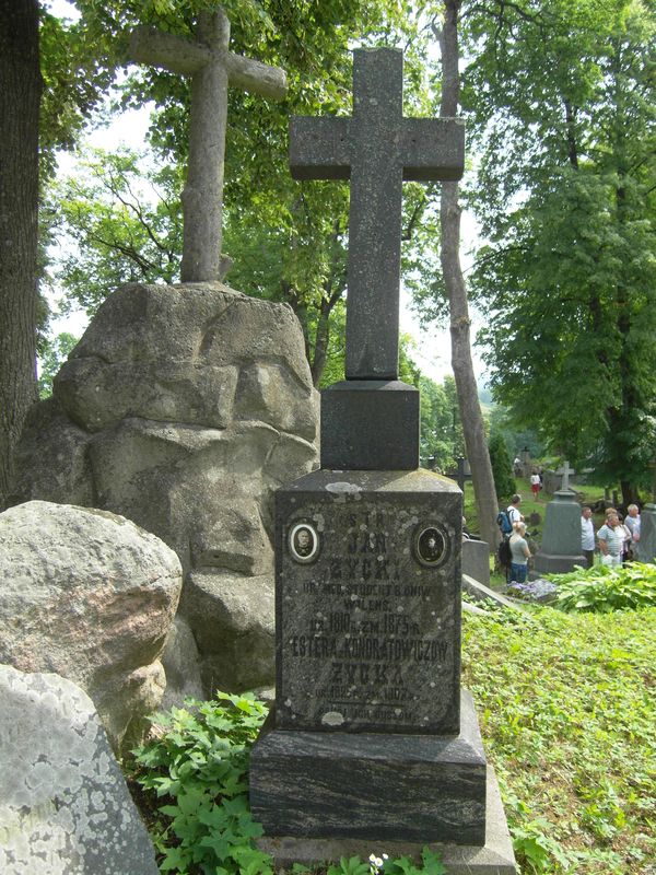 Tombstone of Esther and Jan Zycki, Ross cemetery in Vilnius, as of 2013.