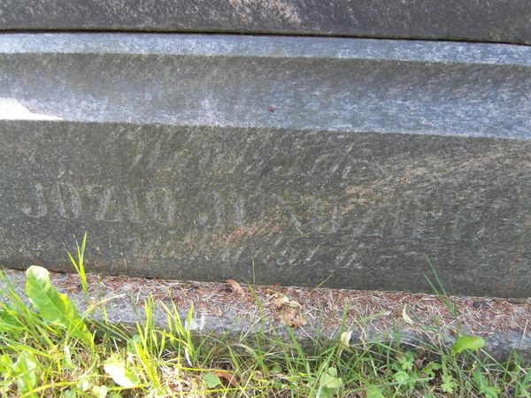 Fragment nagrobka Cecylii i Stanisława Mineyko oraz  Józefa Jundziłła, cmentarz na Rossie w Wilnie, stan z 2013 r.