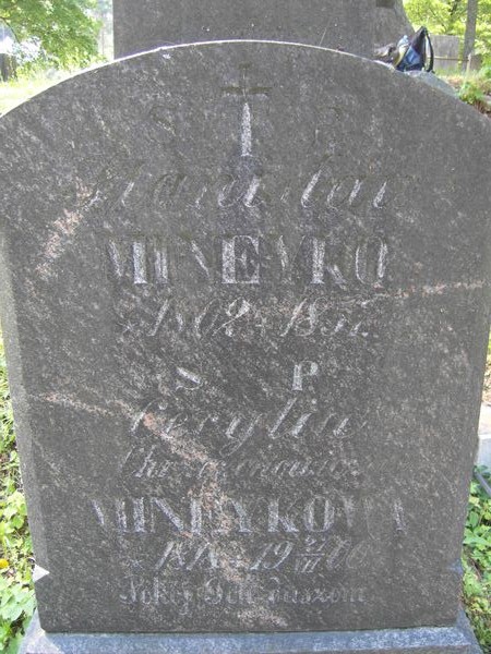 Fragment nagrobka Cecylii i Stanisława Mineyko oraz  Józefa Jundziłła, cmentarz na Rossie w Wilnie, stan z 2013 r.