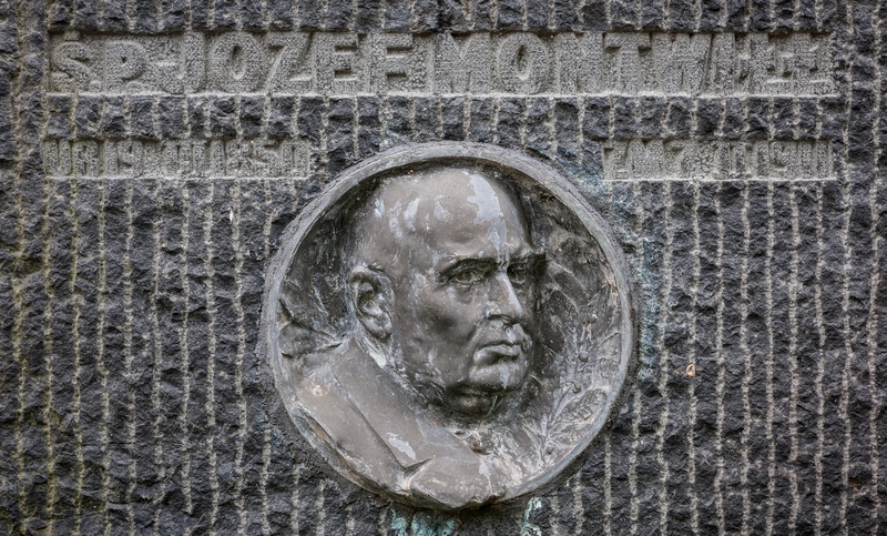 Fragment nagrobka Józefa Montwiłła, cmentarz Na Rossie w Wilnie, stan z 2014 r.
