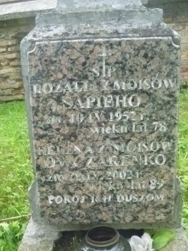 Fragment nagrobka Heleny Owczrarenko i Rozalii Sapieho, cmentarz na Rossie, stan z 2013 roku