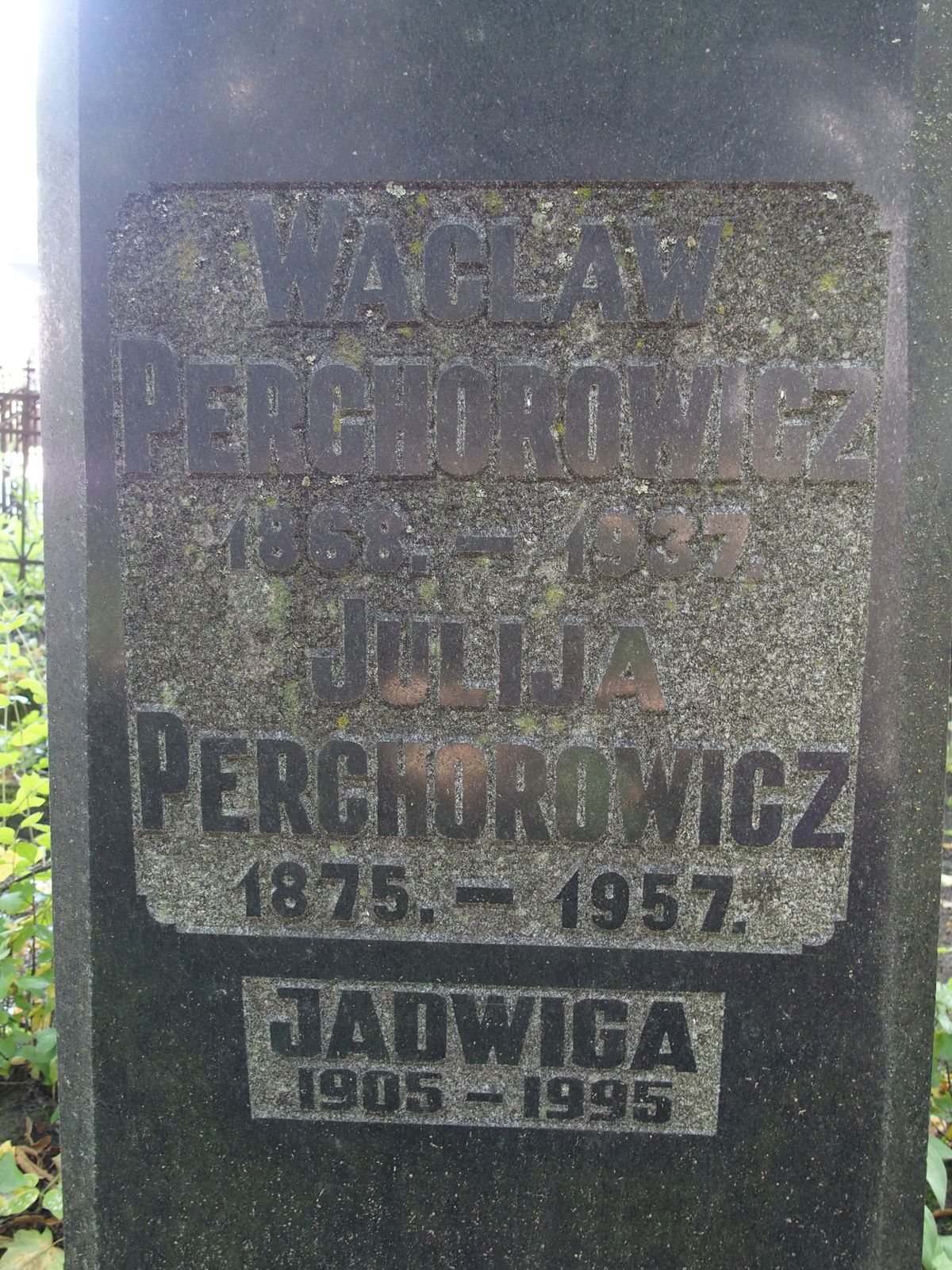 Napis z nagrobka Jadwigi Perchorowicz, Julii Perchorowicz i Wacława Perchorowicza, cmentarz św. Michała w Rydze, stan z 2021 r.