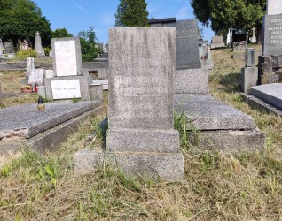 Nagrobek Henryki Stokłosińskiej z stelą z wyrytym krzyżem i inskrypcją. Stela stoi na cokole otoczonym trawą na cmentarzu.