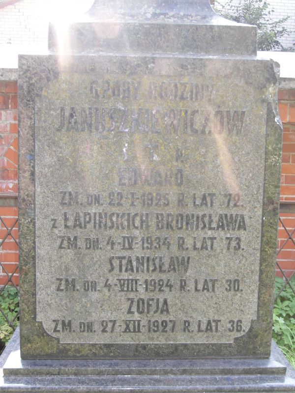 Fragment nagrobka rodziny Januszkiewicz, cmentarz na Rossie, stan z 2013 roku