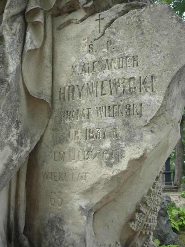 Fragment nagrobka Aleksandra i Leona Hryniewickich, cmentarz Na Rossie w Wilnie, stan z 2013 r.