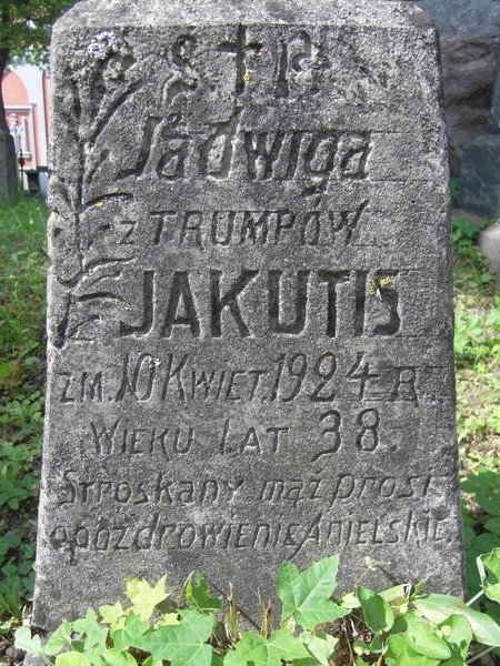 Fragment nagrobka Jadwigi Jakutis, cmentarz na Rossie w Wilnie, stan z 2013 r.
