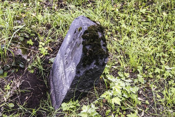 Фрагмент надгробка Павла Безручкіна на кладовищі На Росса у Вільнюсі, станом на 2013 рік.