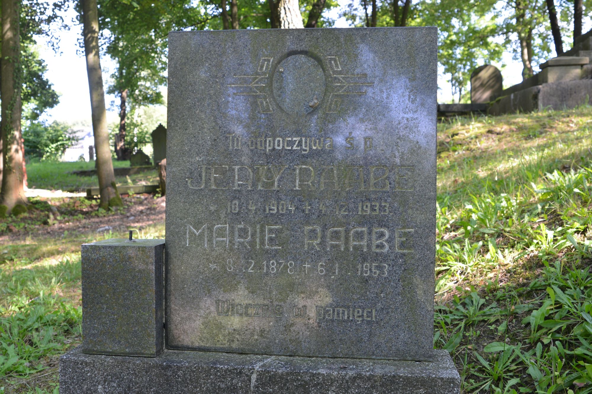Nagrobek Jerzego i Marii Raabe, cmentarz w Karwinie Dołach