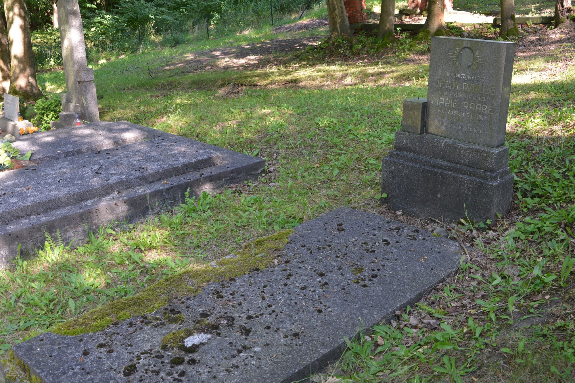 Nagrobek Jerzego i Marii Raabe, cmentarz w Karwinie Dołach