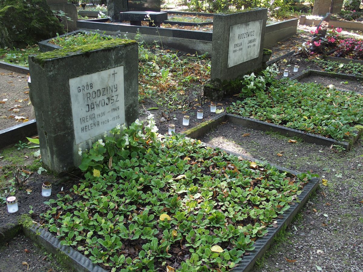 Tombstone of Irena Jawojsz and Helena Jawojsz, St Michael's cemetery in Riga, as of 2021.