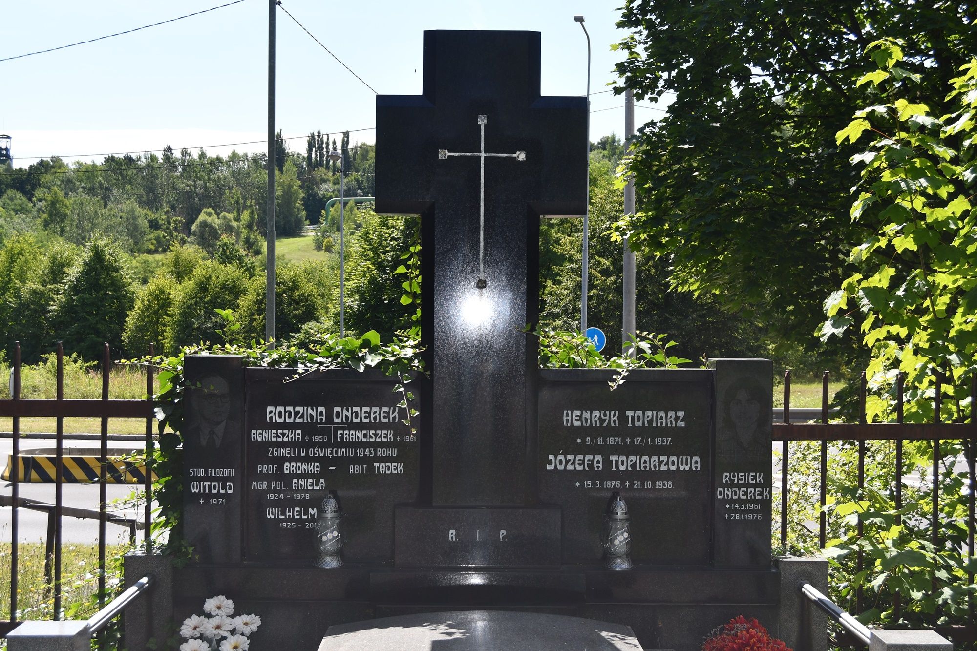Photo montrant Tombstone of the Onderek and Topiarz Families