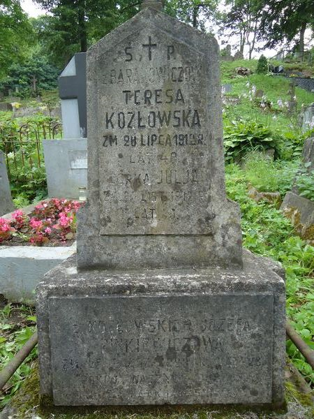 Inskrypcja na nagrobku Józefy Pinkiewicz, Julii i Terasy Kozłowskich, cmentarz na Rossie w Wilnie, stan z 2013