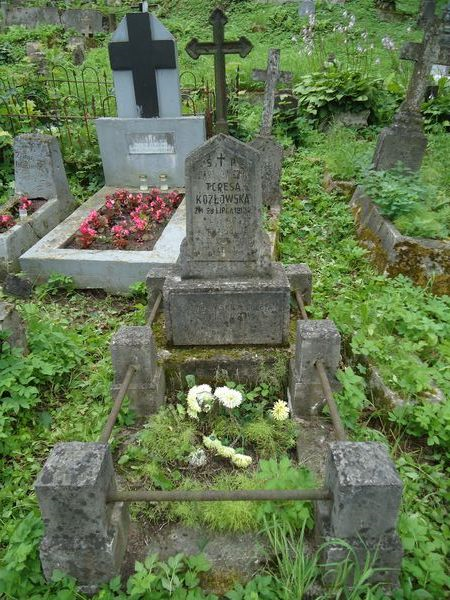 Tombstone of Jozefa Pinkievich, Julia and Terasa Kozlowski, Rossa cemetery in Vilnius, as of 2013