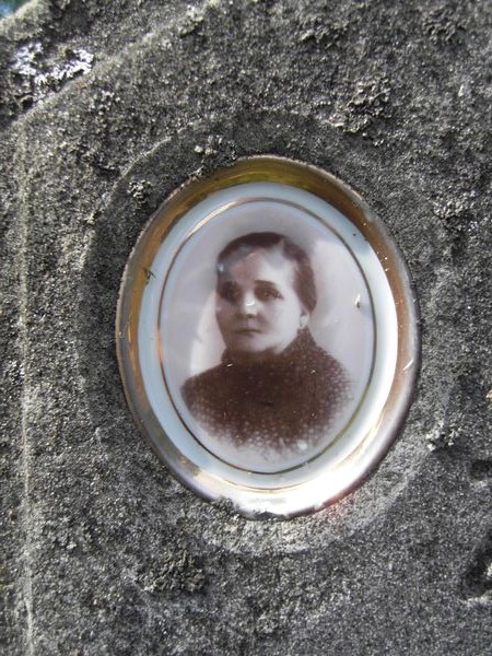 Photograph from the gravestone of Anna Pikielskaya, Ross cemetery in Vilnius, as of 2013.