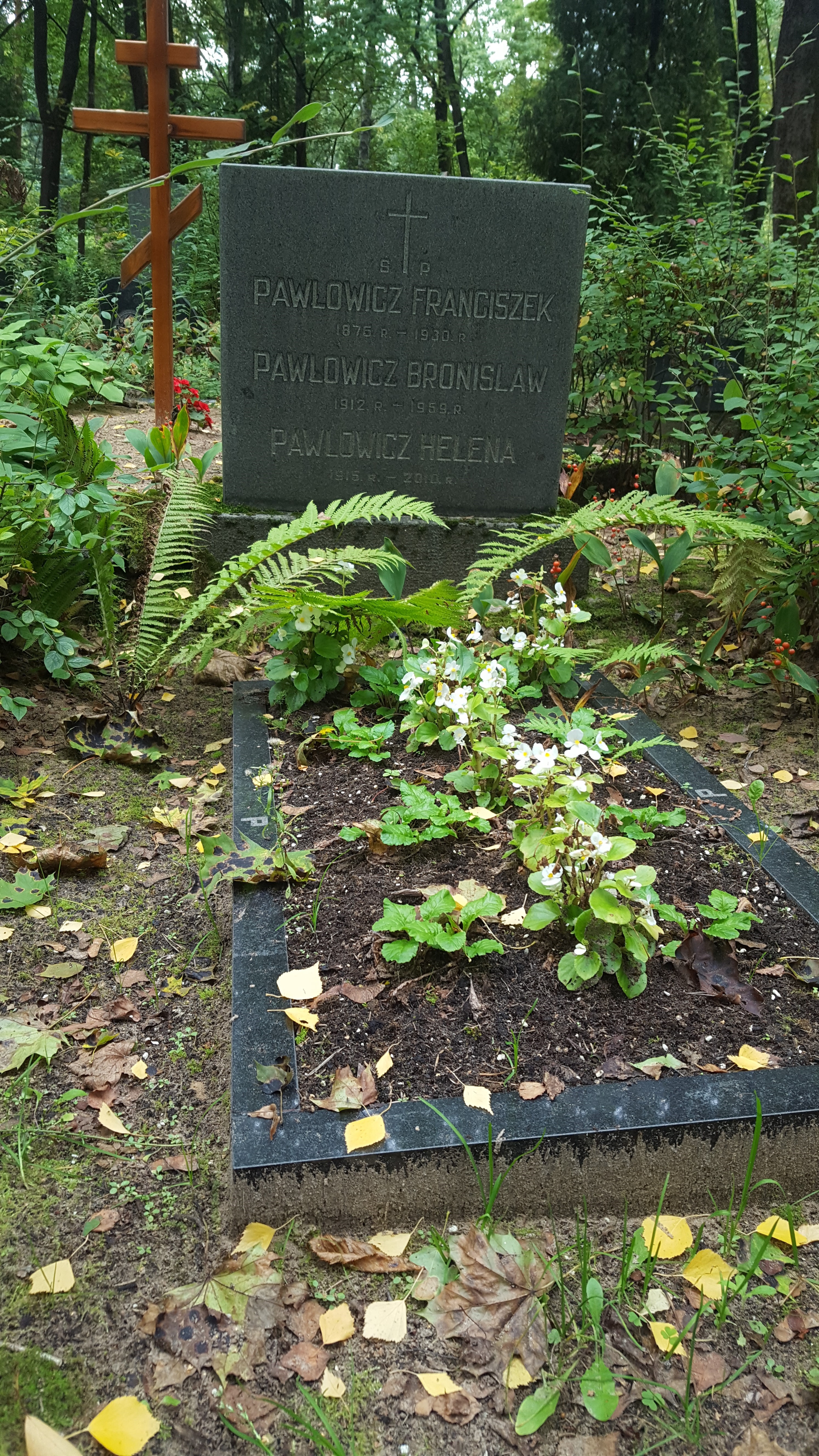 Tombstone of Bronislaw, Francis, Helena Pavlovich, St Michael's cemetery in Riga, as of 2021.