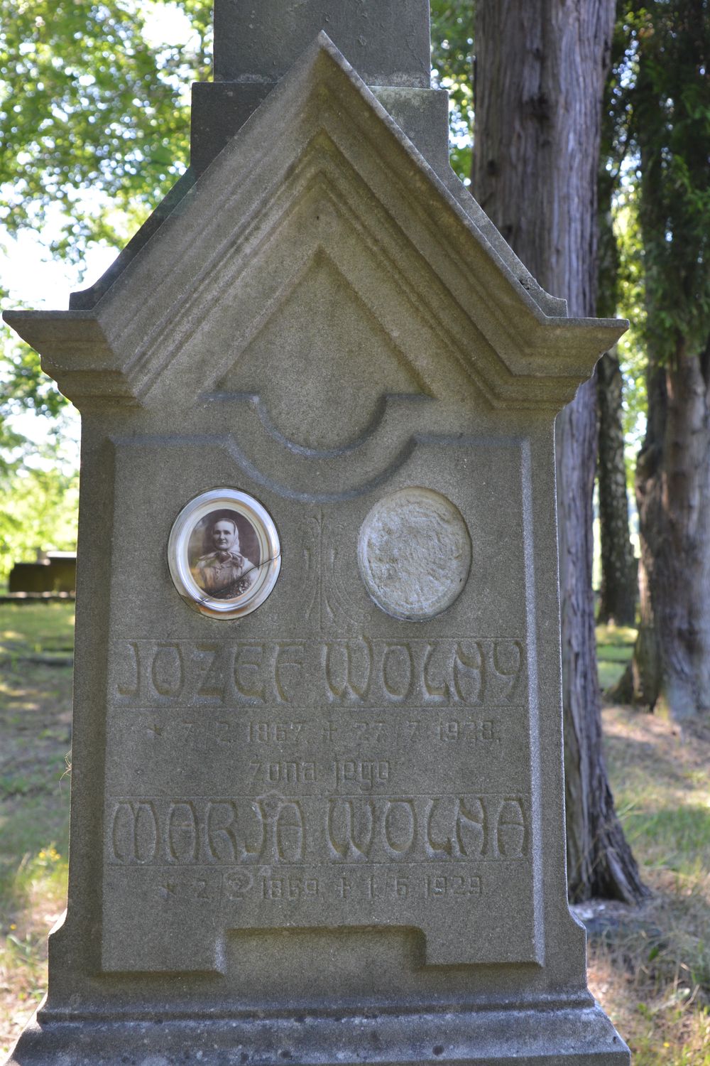 Nagrobek Józefa i Marii Wolnych, cmentarz w Karwinie Dołach