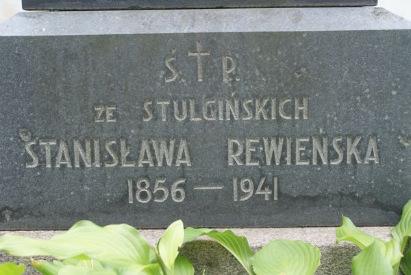 Fragment nagrobka Aleksandra i Stanisławy Rewieńskich, cmentarz na Rossie, stan z 2013 roku